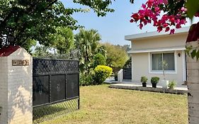 The Bougainvillea Cottage - Hills And Orchard Views